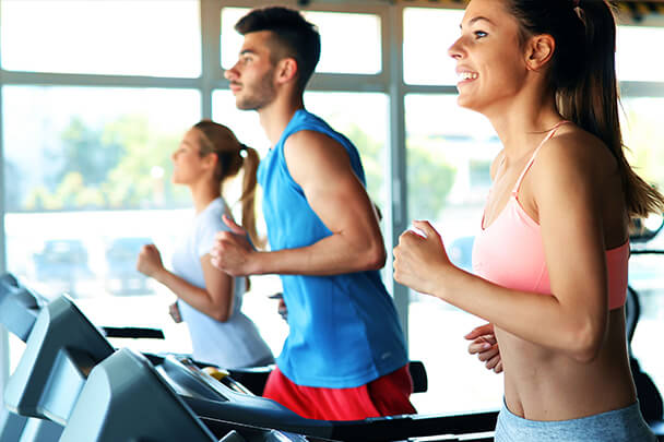 picture-of-people-running-on-treadmill-in-gym